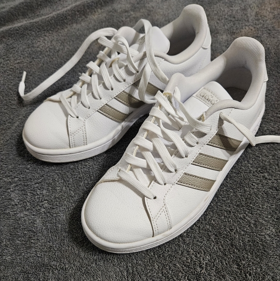 Womens Adidas size 7, white - Picture 1 of 3